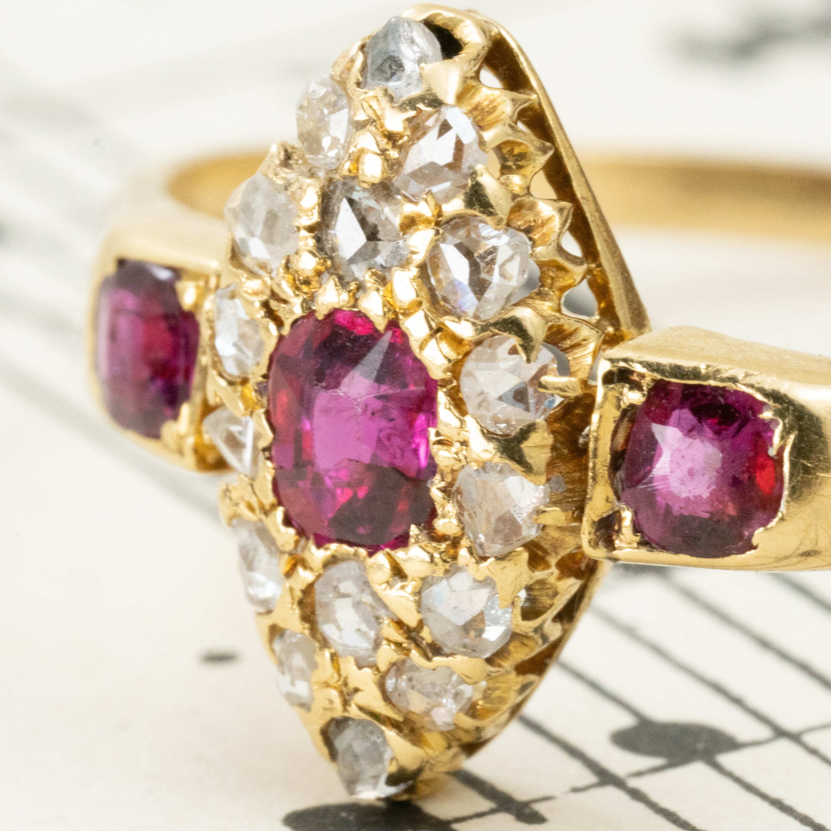 イギリス アンティークリング K18 ルビー&ダイヤモンド 〜 クッションカットの深紅ルビーと氷砂糖のようにきらめくアンティークカットダイヤモンドのきらめき〜DR00702