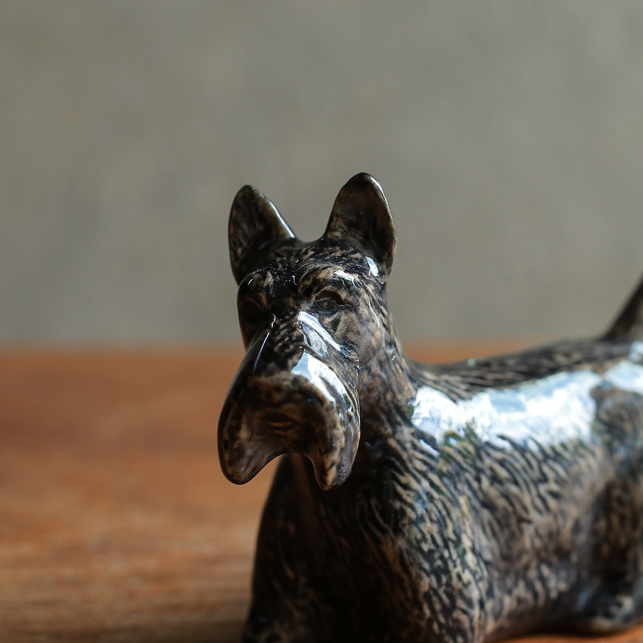 陶器の温かみ感じる、スコティッシュテリアの調味料入れ 1