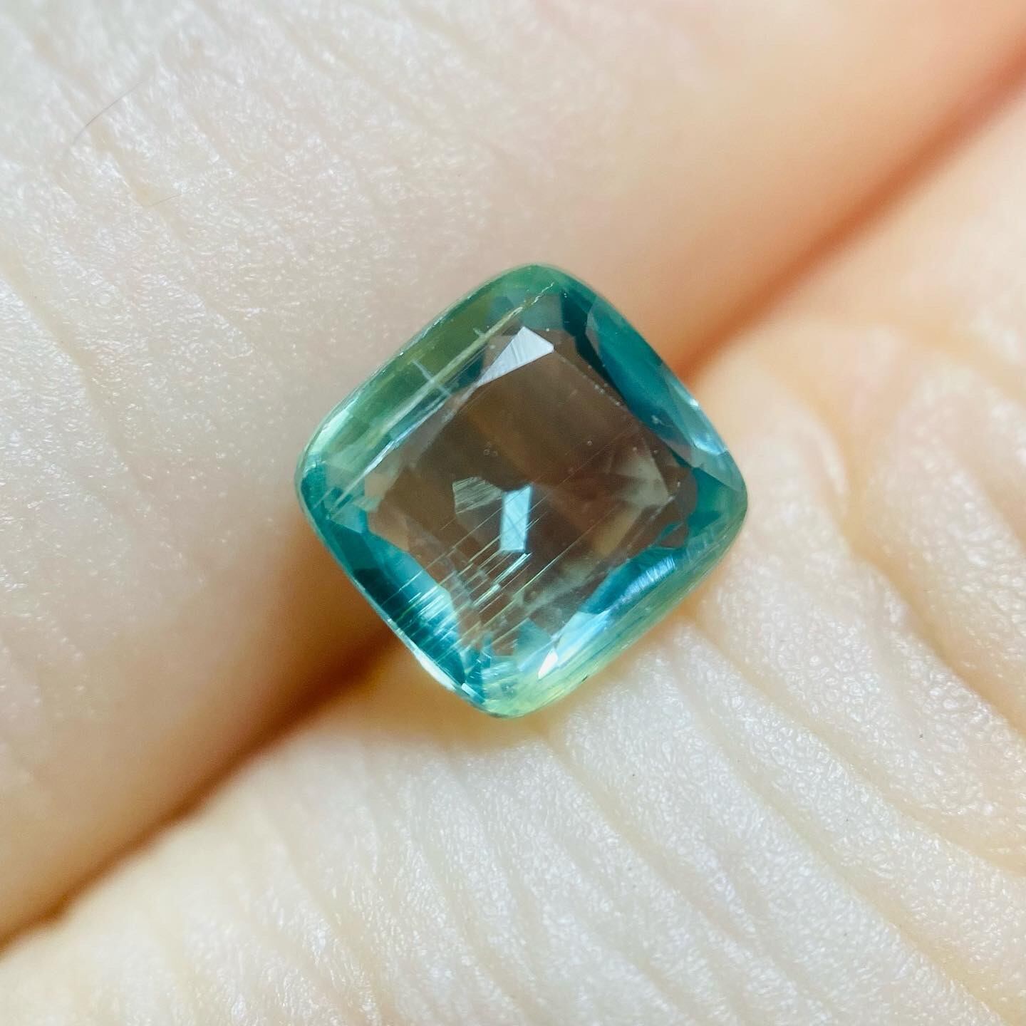 珍しいパーティーカラー　カイヤナイト