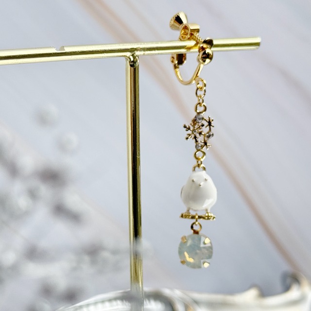 【片耳販売】シマエナガとクリスタルのピアス イヤリング