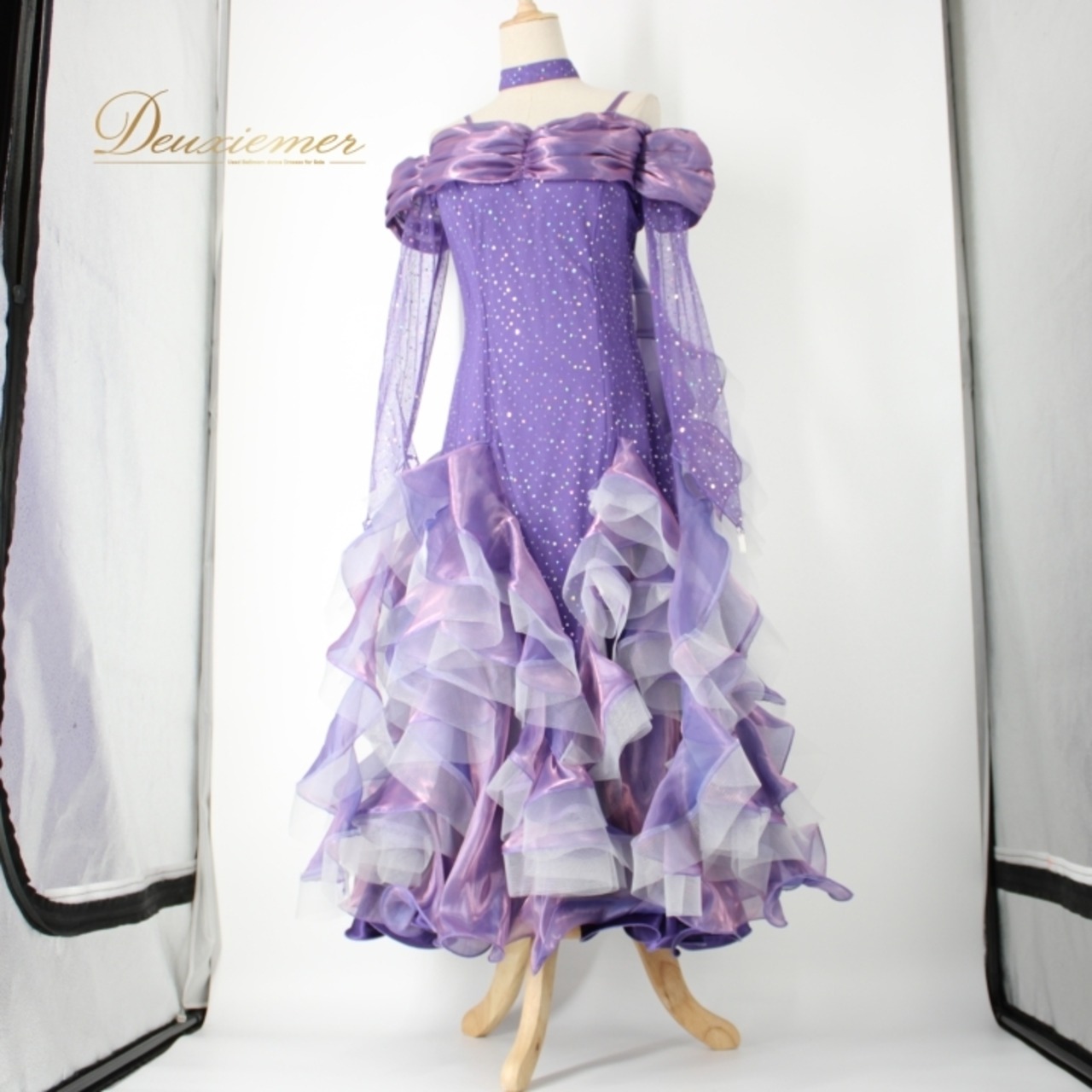 社交ダンス 衣装 スタンダード ドレス ワンピース パーティドレス 紫 パープル系 オフショル 発表会 ICHIOKU イチオク 長袖 ホログラム ファスナー 伸縮性 胸パッド ホースヘア ボリューム 動き フロート チョーカー セット 舞台映え ゴージャス エレガント フェミニン おしゃれ ドレスアップ お呼ばれ パーティー用 特別イベント 着やすい 人気おしゃれ レディース