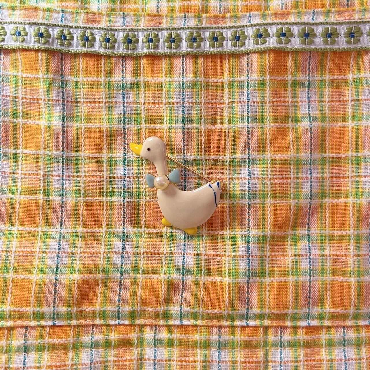pearl ribbon duck brooch
