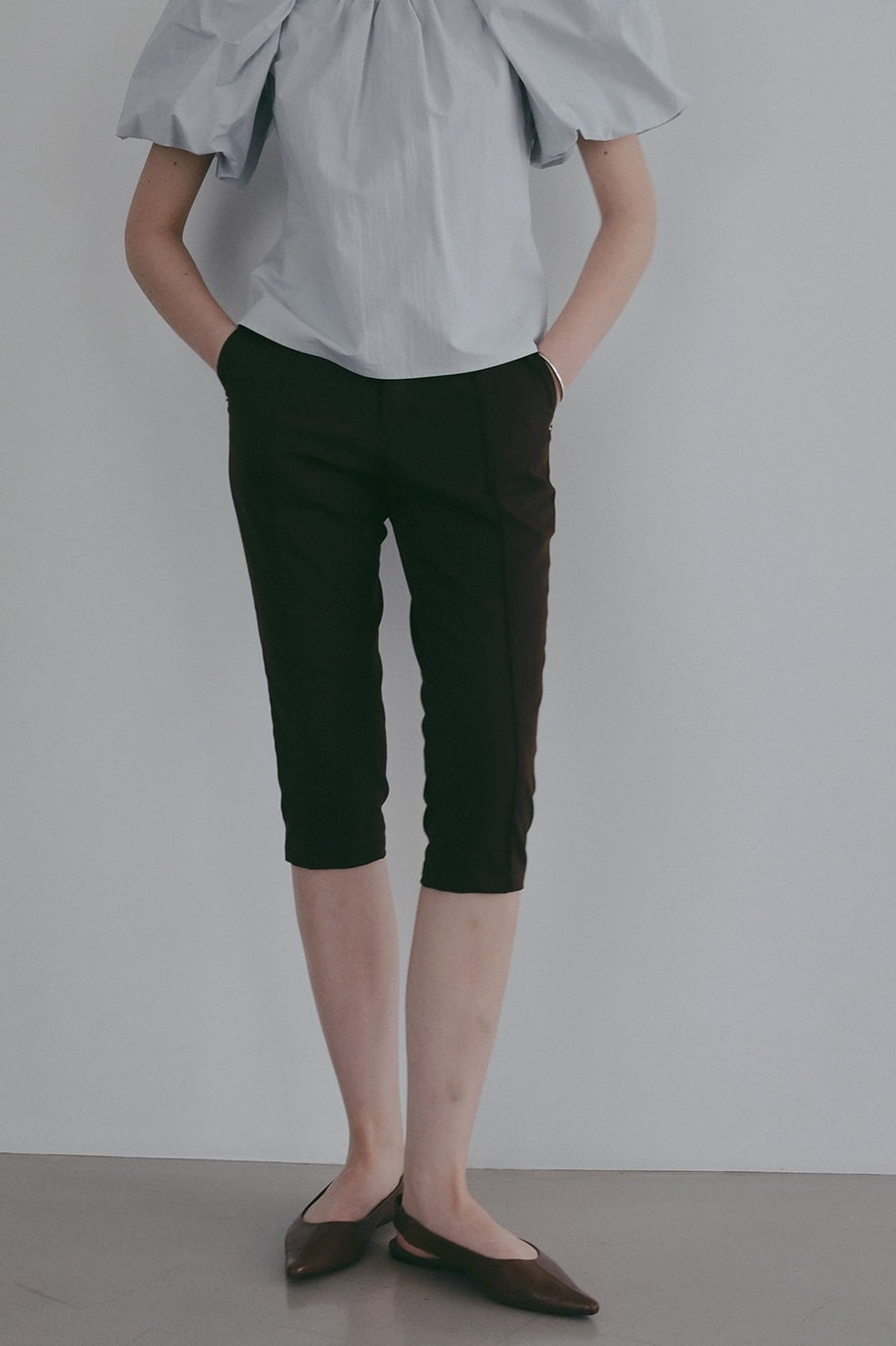 MANOF STRETCH CAPRI PANTS | FLICKA ASHIYA