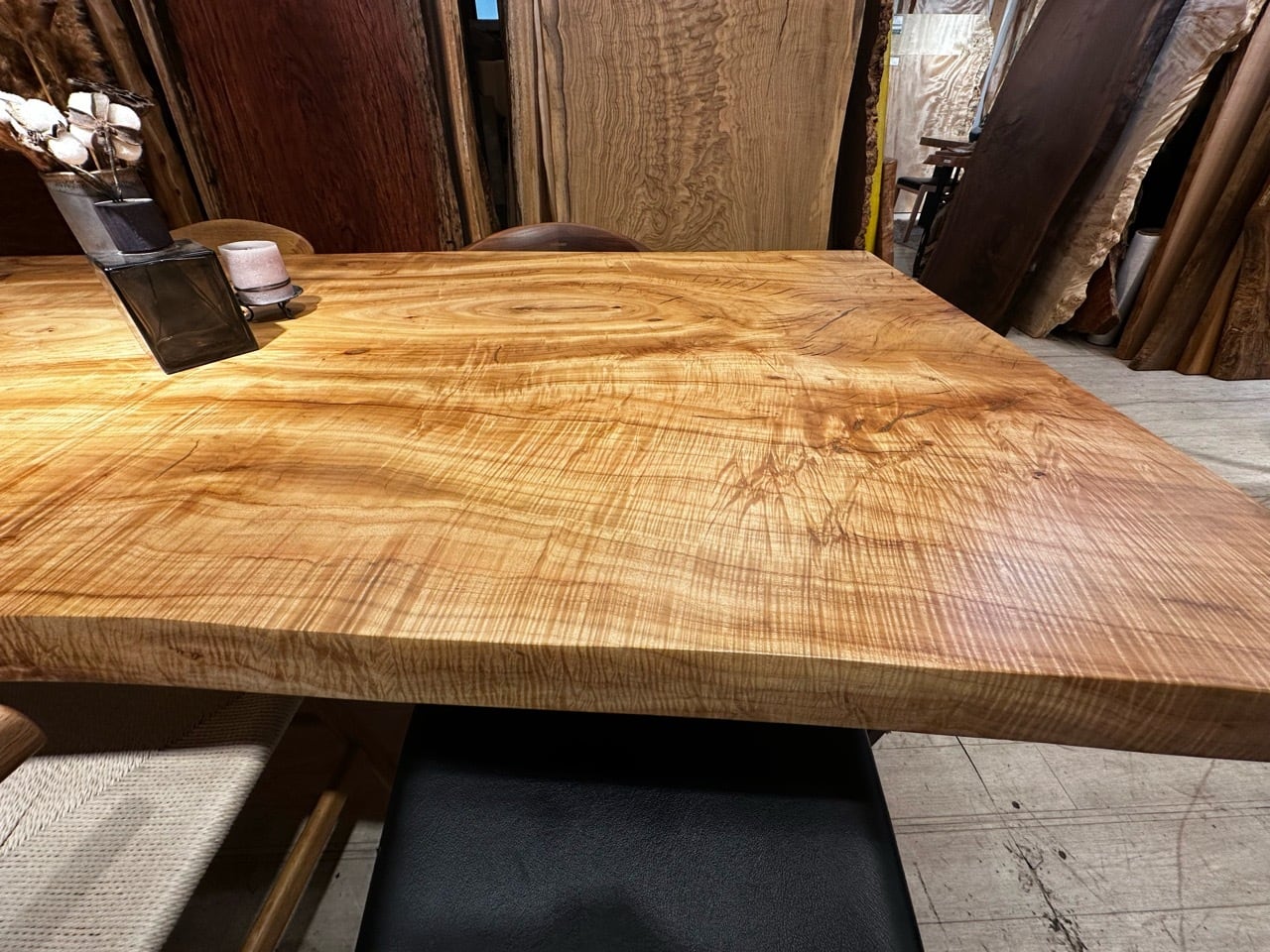夏セール✨ワイルドな貫❣️A楠一枚板＊補強有♦︎サイドテーブル、ベンチ〜勿体ない利用 楠（クス）_1850×640-880-860×80_青山店_テーブル天板/一枚板 232052
