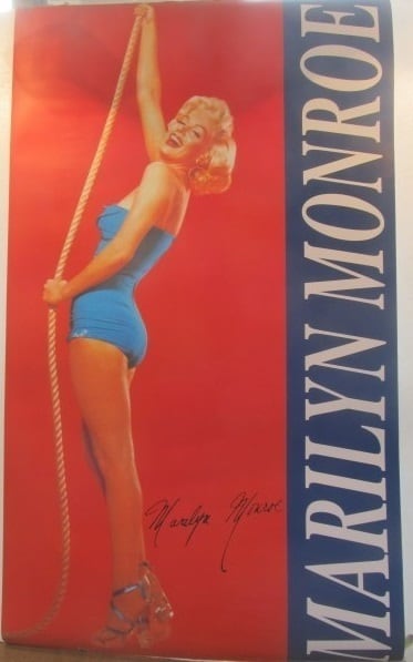 ポスター「マリリン・モンロー　ブルーの水着　背景赤」 - 画像1