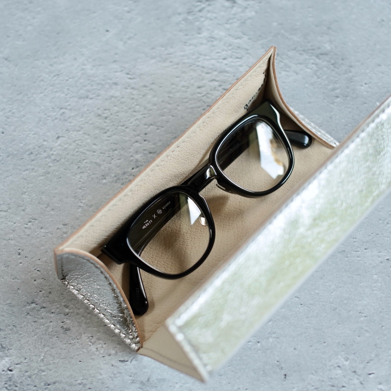 TB GLASSES CASE 01 SILVER