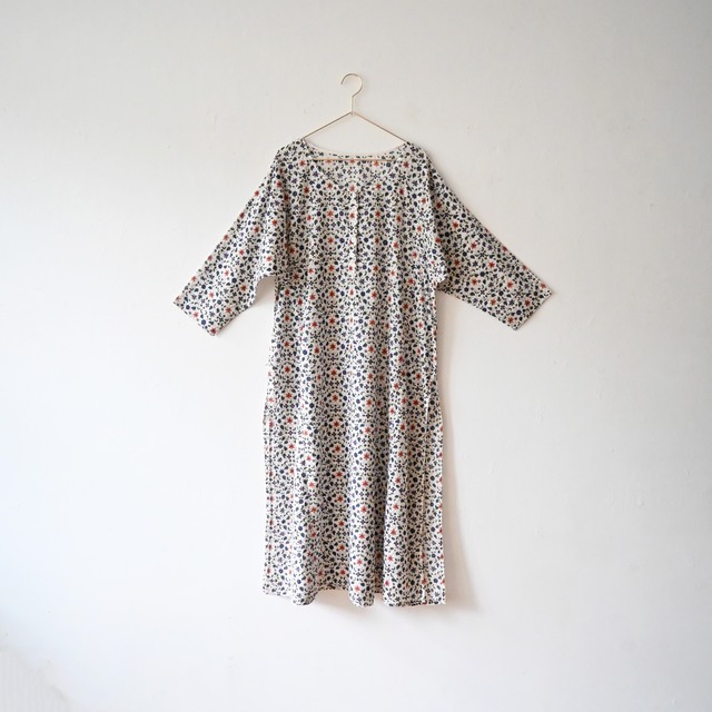 ブリジット・シン　ロングクルタ　花野柄