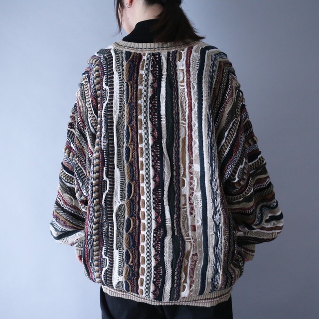 "3D" uneune good coloring pattern over silhouette knit