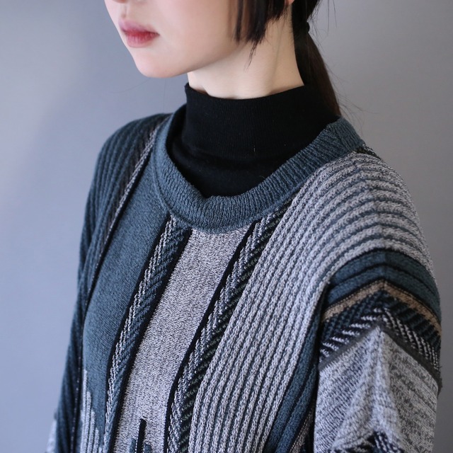 3D knitting pattern good coloring over silhouette sweater