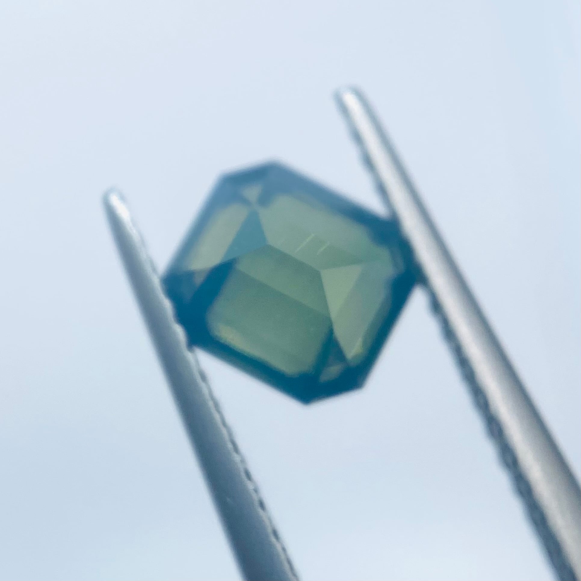 珍しいシルキーブルーグリーンのサファイア