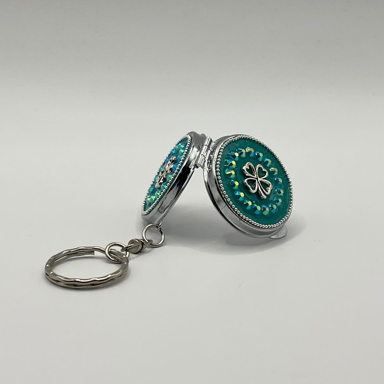 紅葉と猫(手描き) レジンヘアゴムブローチポニーフックペンダント No