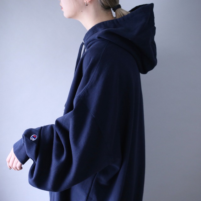 "Champion" dark navy color super over silhouette sweat parka