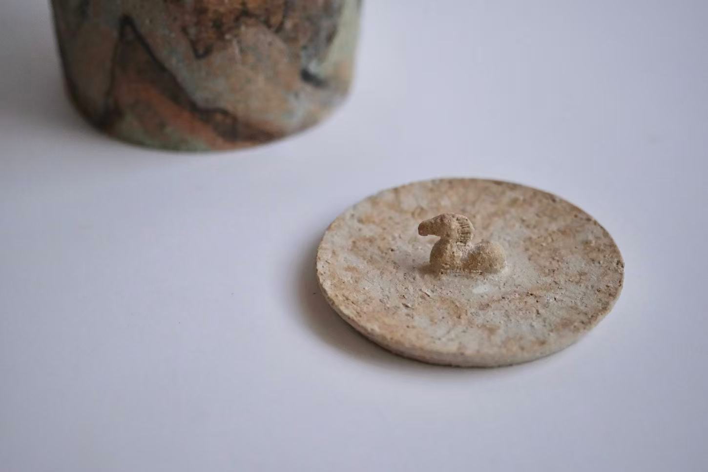 松本郁美 Ikumi Matsumoto - 灰陶加彩壺 pot | Road of Tea 茶ノ路