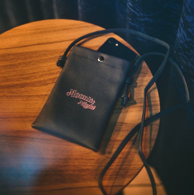 ネオンロゴのスマホショルダー