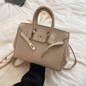 medium handbag　702301