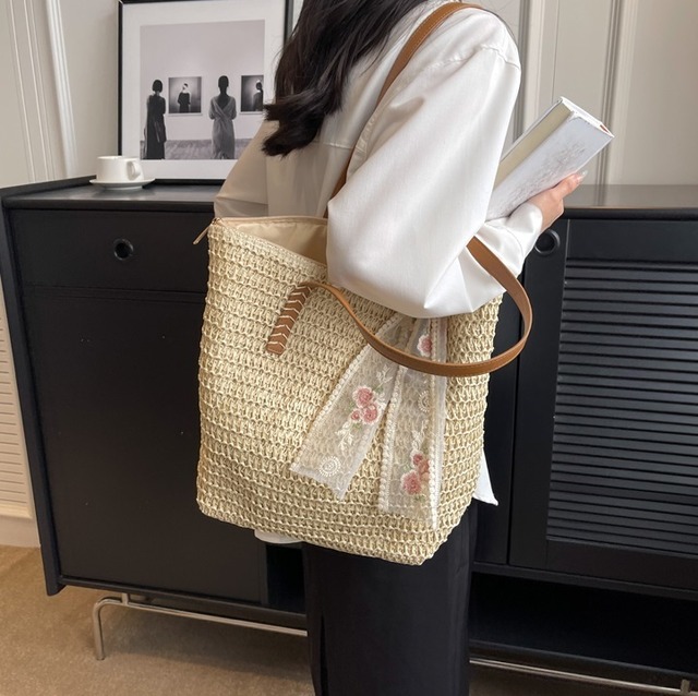 バッグ レディース ショルダー トート 肩がけ 手持ち スクエア リボン ファスナー スカーフ かわいい 大人可愛い シンプル カジュアル お洒落 レトロ ラブリー キュート ガーリー 通学 デート お出かけ リゾート 旅行 海 プール お買い物 女子会 レジャー 韓国 コーデ スタイル モテ カーキ ホワイト