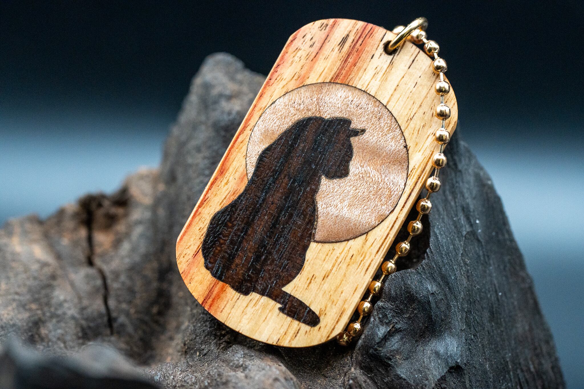 【 木材の女王】チューリップウッド ドッグタグ 象嵌 横を向く上品な猫