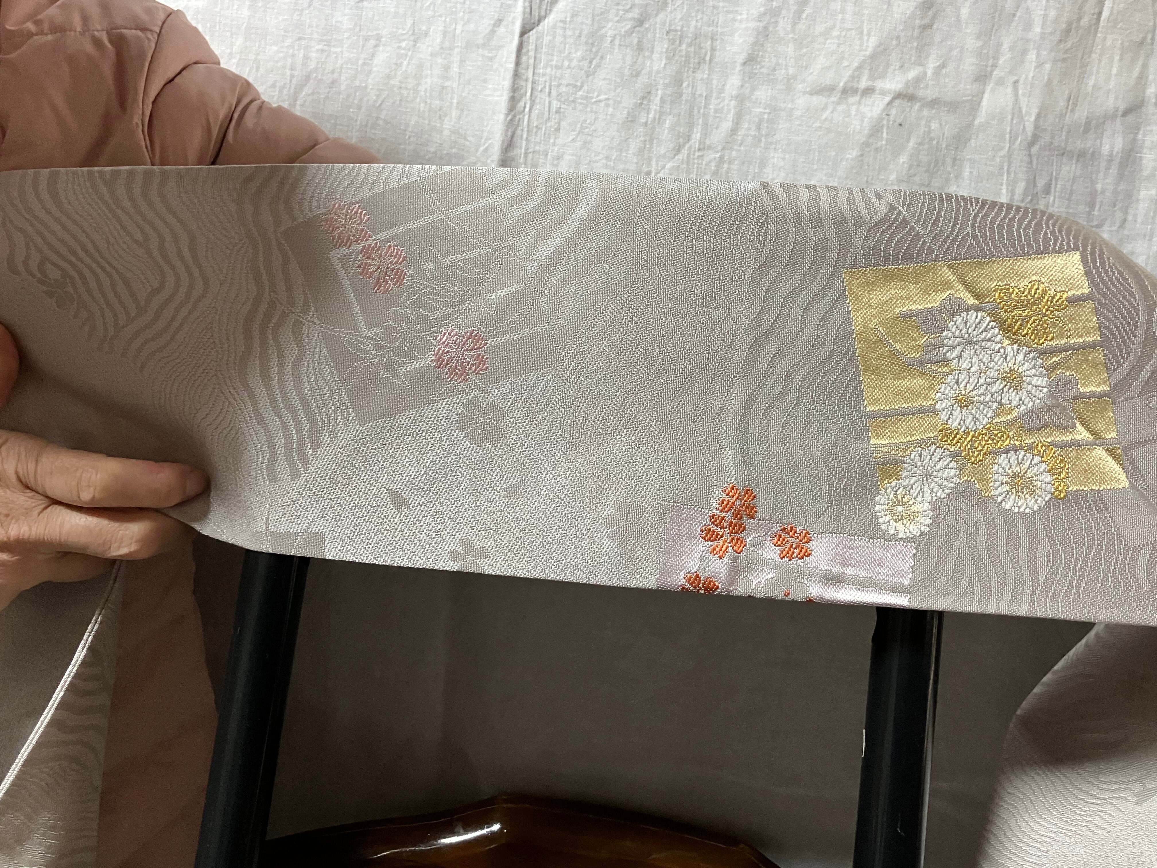 新品仕立上り織名古屋帯（うす鼠地香の図に花）