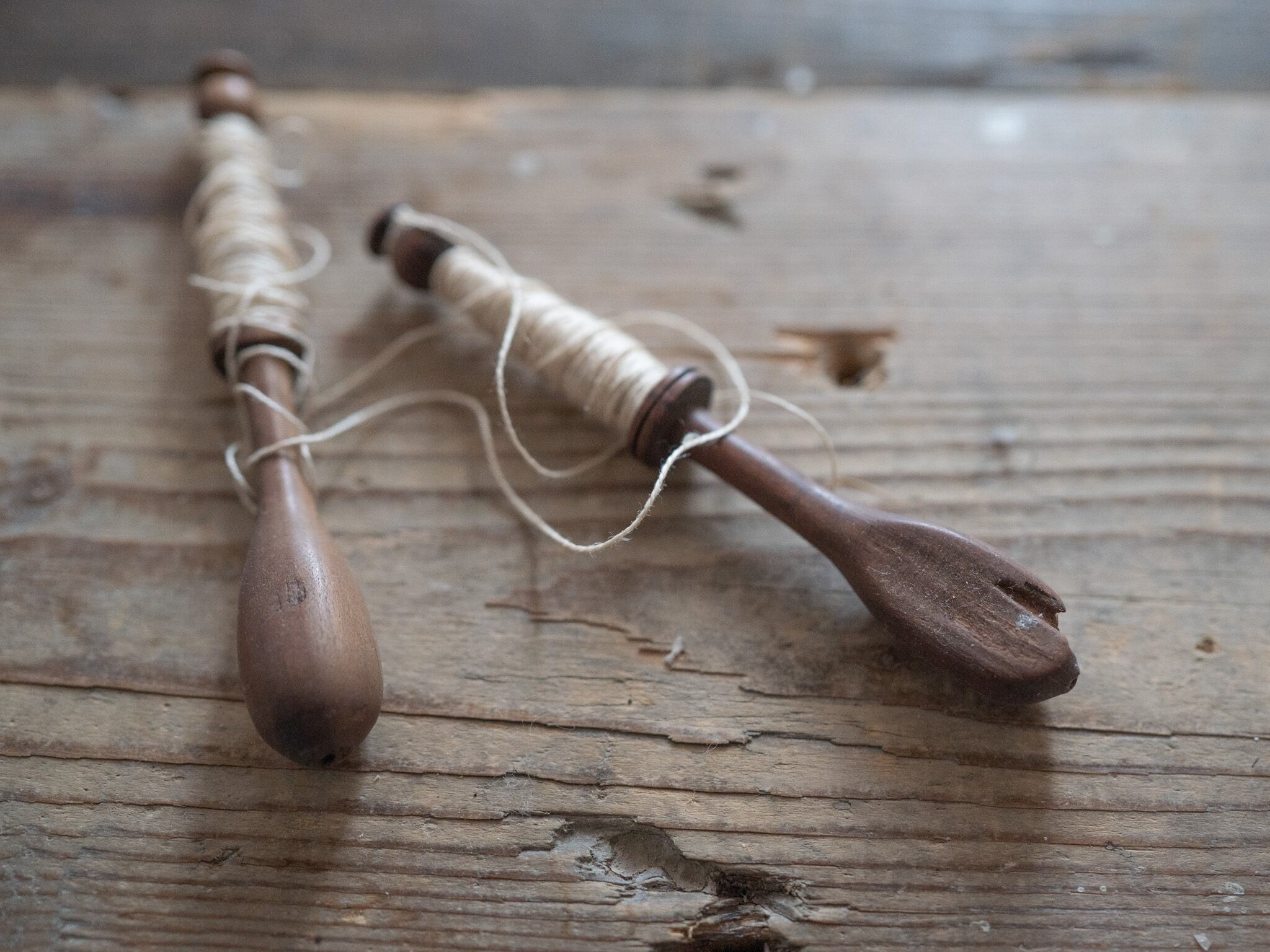 雰囲気のある古い糸巻き2本セット(糸つき) フレンチアンティーク