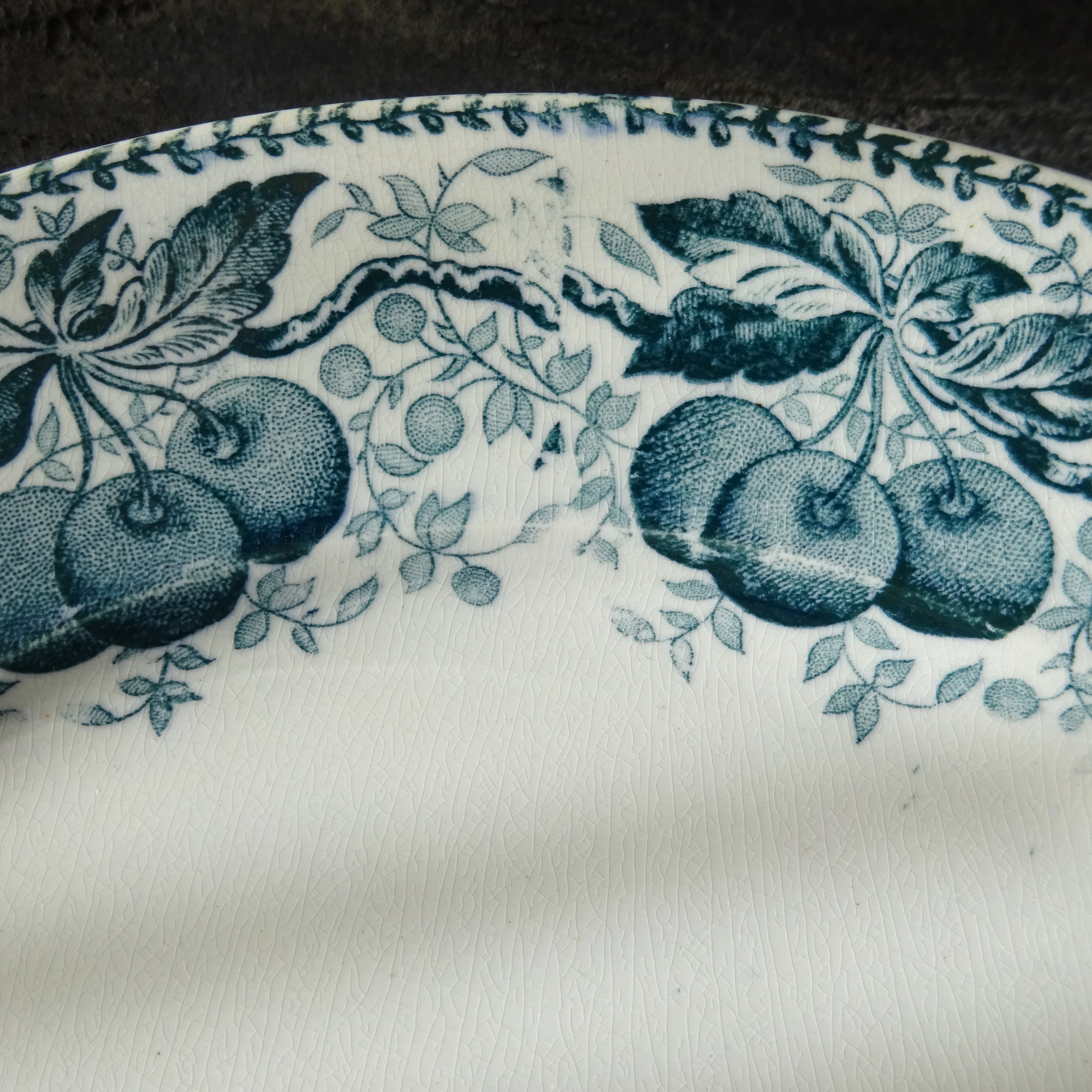 【 Épuisé 】T.F. Badonviller  modèle《CERISES》assiette plate (A)