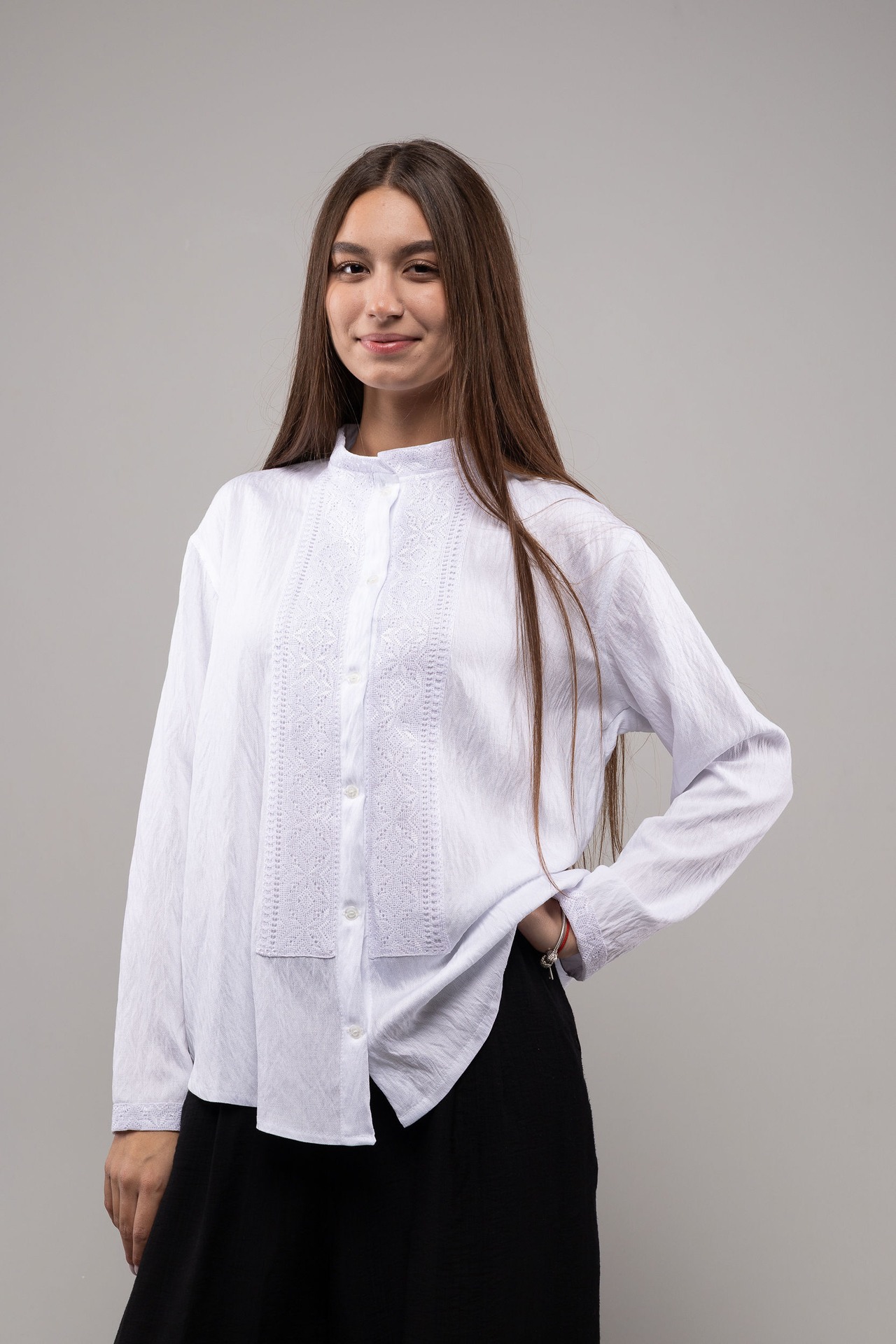 ウクライナ刺繍ヴィシヴァンカ グラージュ・ニジンカ（平行縫い）　シルク手刺繍　シャツ　麻　レディース・フリーサイズ - 11