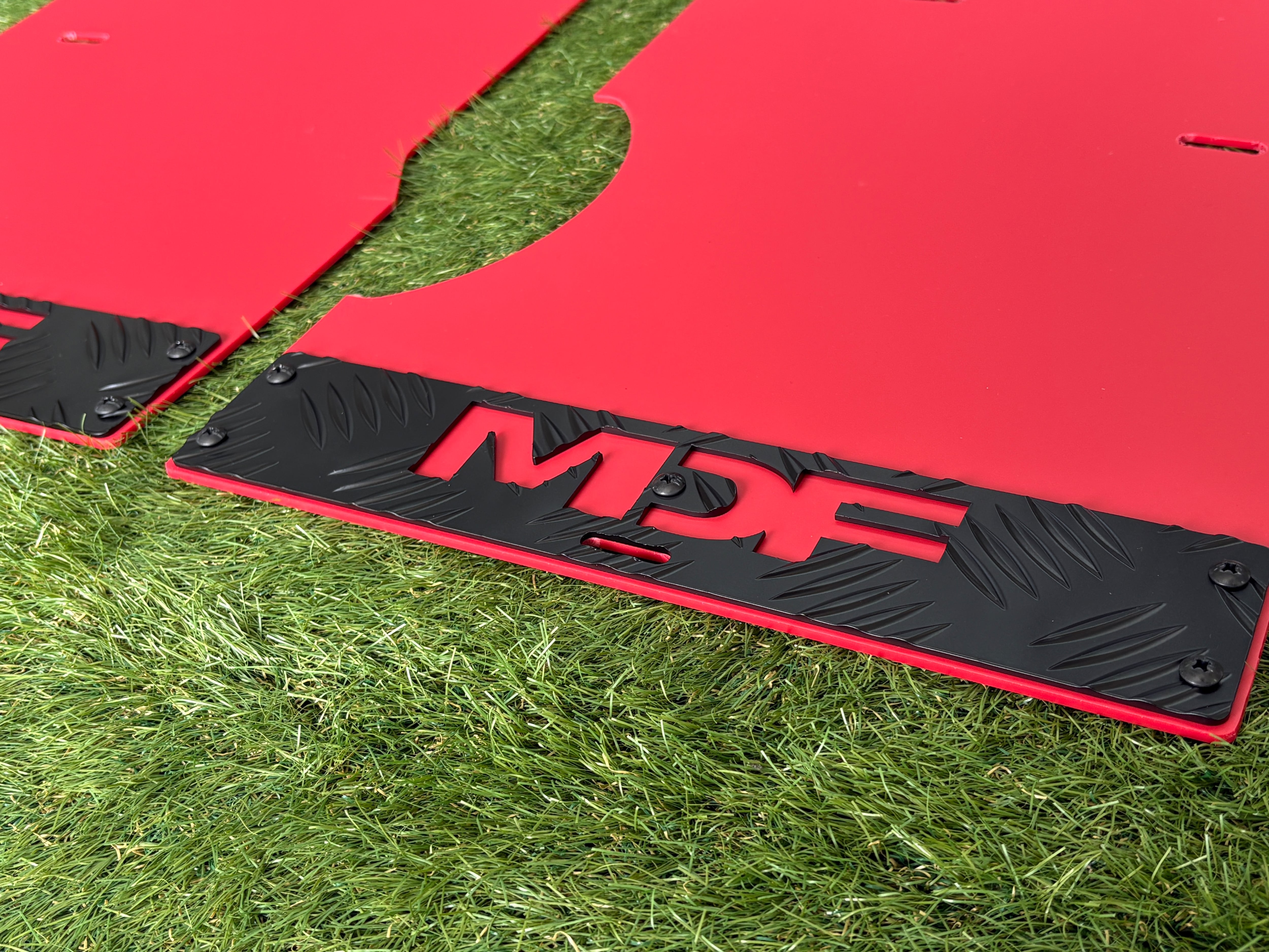 MDF 26型 デリカD:5専用オリジナルマッドフラップ（レッド×ブラック