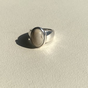 oval cabochon ring (ivory)