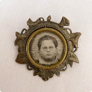 【フランス直輸入】お花や葉のレリーフが美しい ヴィンテージ ブローチ