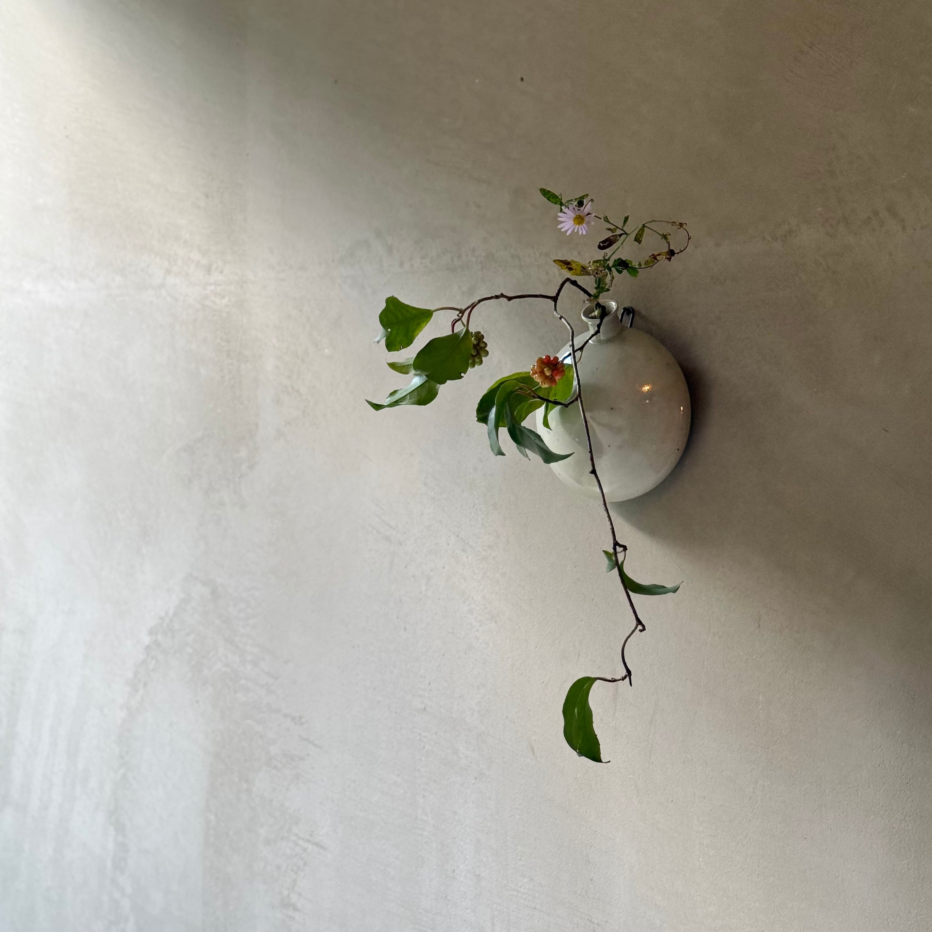 日高伸治   青白磁湯たんぽ形掛花入