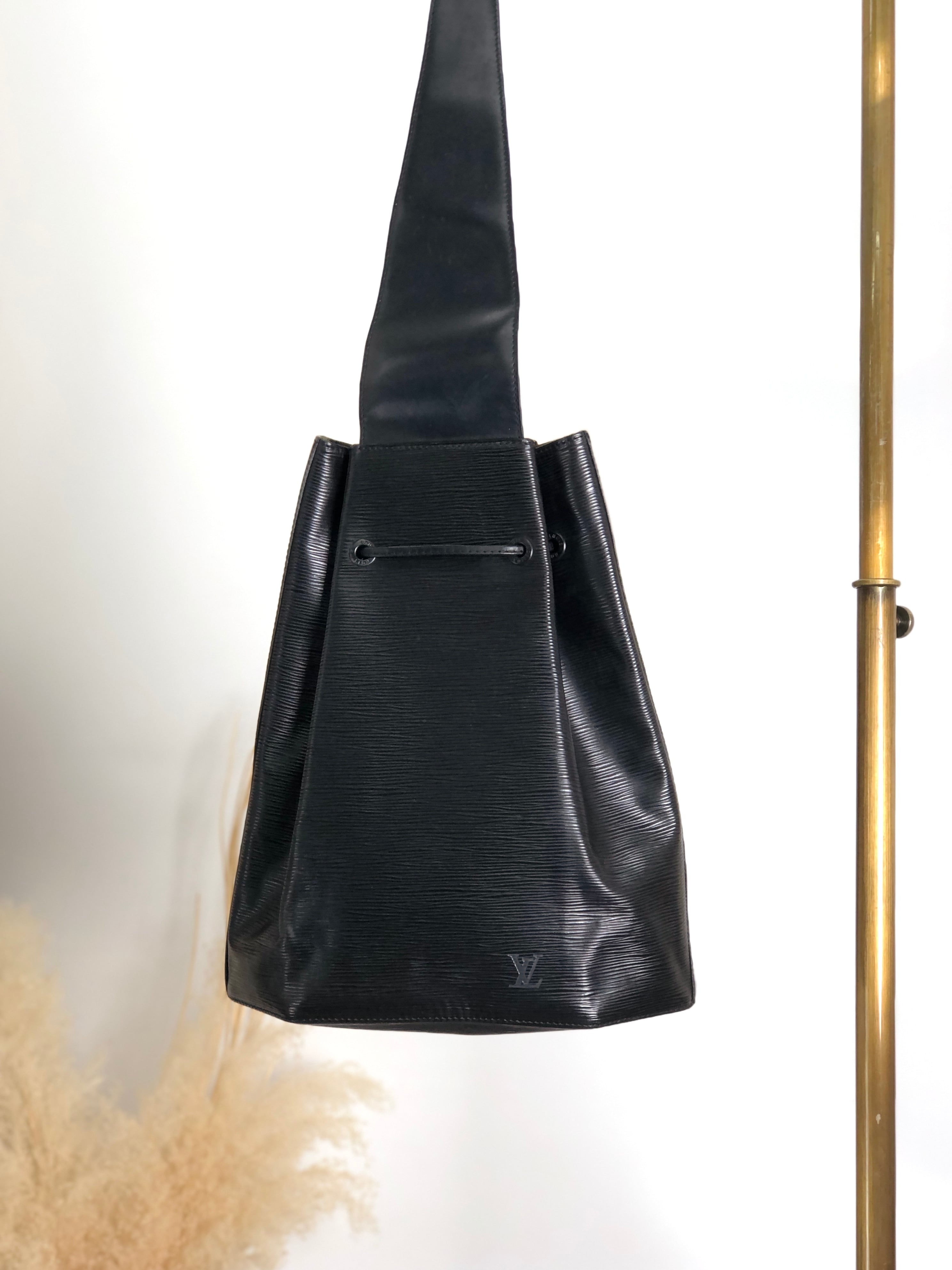 LOUIS VUITTON ルイヴィトン エピ ショルダーバッグ ブラック LOUIS VUITTON ルイヴィトン エピ ショルダーバッグ ブラック