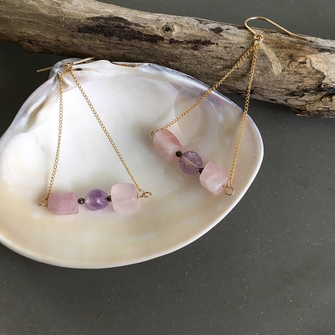 ローズクォーツとアメジストのトライアングルチェーンピアス