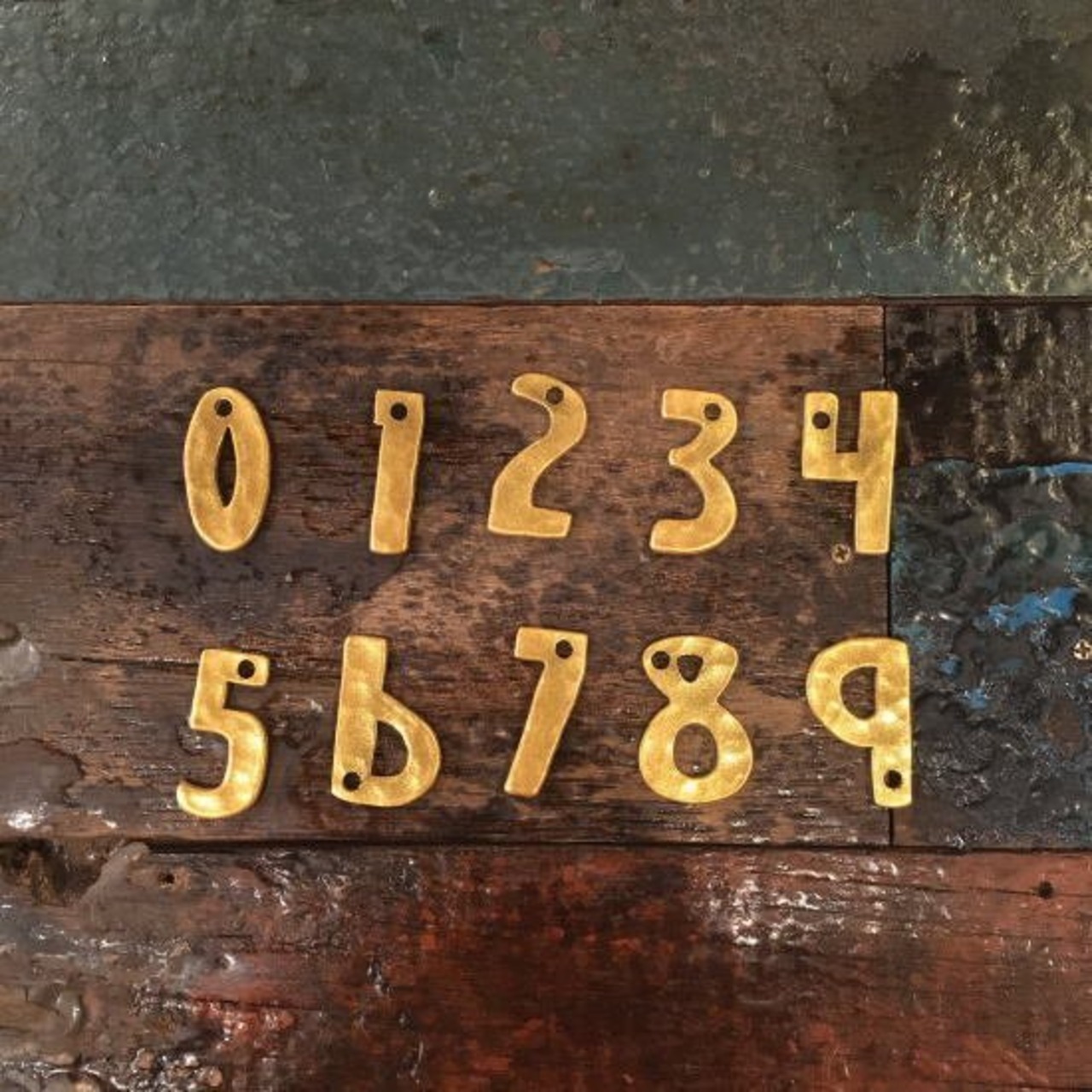 TOPANGA Zakka India Gold Hammered Iron Number Plate S 3cm 　インド　ゴールドハンマーアイアンナンバープレート　小　看板　サインプレート　鉄　住所　店舗　槌目