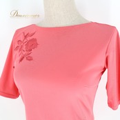 社交ダンス 衣装 Chacott Dance Sport チャコット ダンススポーツ Tシャツ カットソー レッスンウェア ピンク系 バラ柄 刺繍 五分袖 華やか 鮮やか かわいい おしゃれ 上品 花柄 植物柄 M レディース 練習着 ダンス レッスンウエア フラワー 刺しゅう 花モチーフ 五分丈 トップス 半袖風 コーラルピンク系 上品デザイン 可愛い系 華やか系 伸縮生地 ポリエステル100% 国産 日本製 チャコット正規 チャコットダンススポーツ 競技 ダンスウェア ドレスコード対応