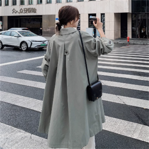 【送料無料】アウター トレンチコート チェスターコート 羽織り ロング ミモレ丈 長袖 Vネック フレア Aライン 大人カラー ニュアンスカラー 薄手生地 かわいい 大人可愛い 綺麗 シンプル カジュアル 大人 上品 おしゃれ お洒落 大人女子 こなれ感 エレガント コンサバ 定番アイテム 体型カバー フェミニン 無地 秋 女性 レディース ママ 10代 20代 30代 40代 通勤 デート お出かけ 女子会 お呼ばれ お茶会 授業参観 休日 アウトドア 着回し 普段使い ファッション ボタン スタイル