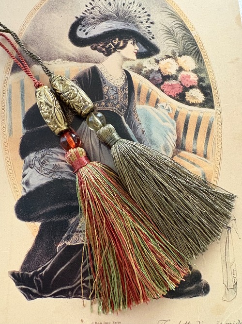 輸入デザインタッセル 10.5cm レッド系MIX/カーキ系MIX カルトナージュ ビーズ 金属パーツ バッグチャーム お茶箱 インテリア