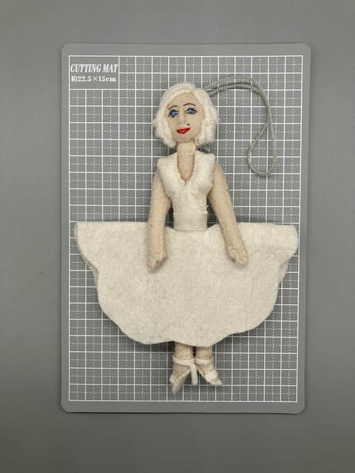 SILK ROAD BAZAAR FIGURE ORNAMENT - MARILYN MONROE 3