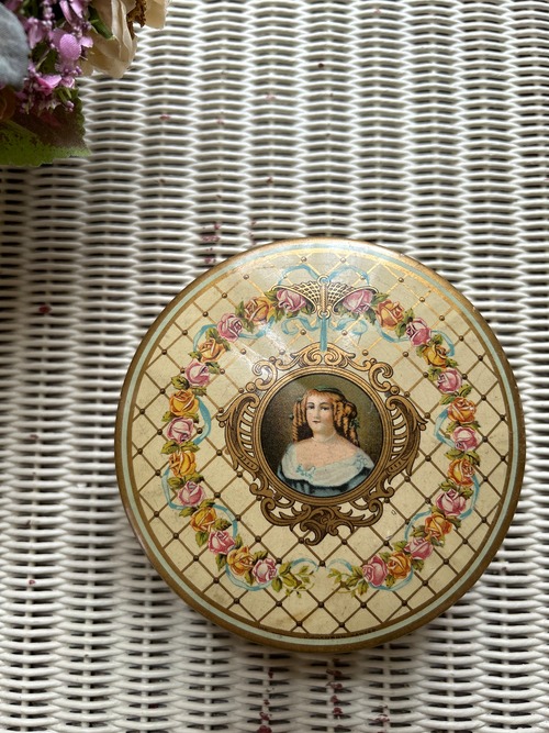 フランスVintage マルキーズ・ドゥ・セヴィニエ トフィー缶 リボンと薔薇のガーランド ロココ 小物入れ 撮影小物 インテリア