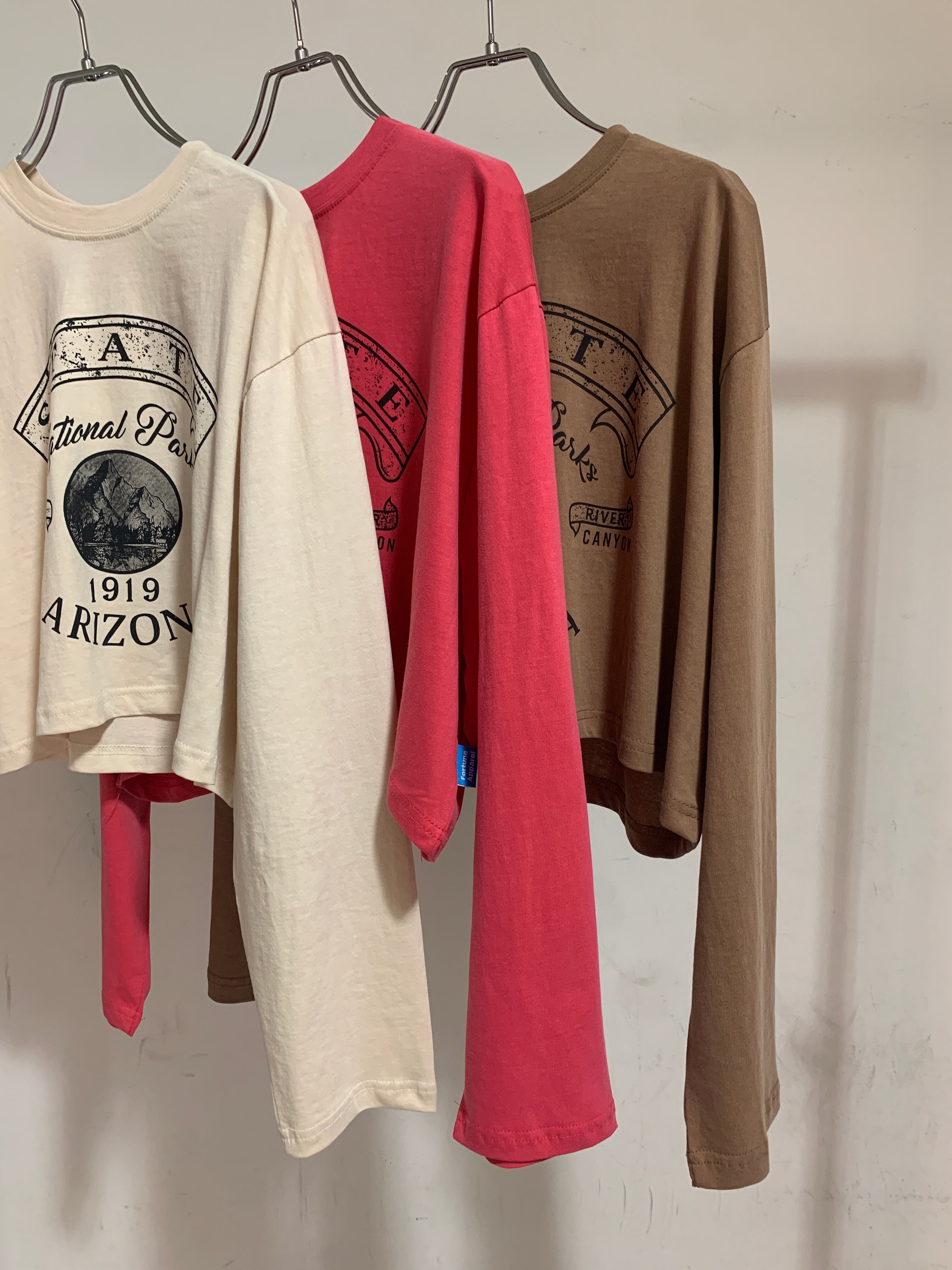 logo print cropped tops