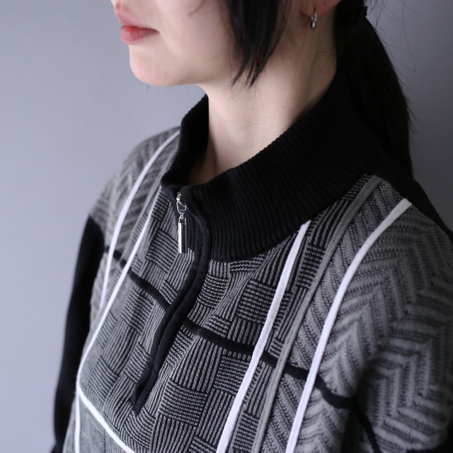 3D line design monotone mode half-zip knit