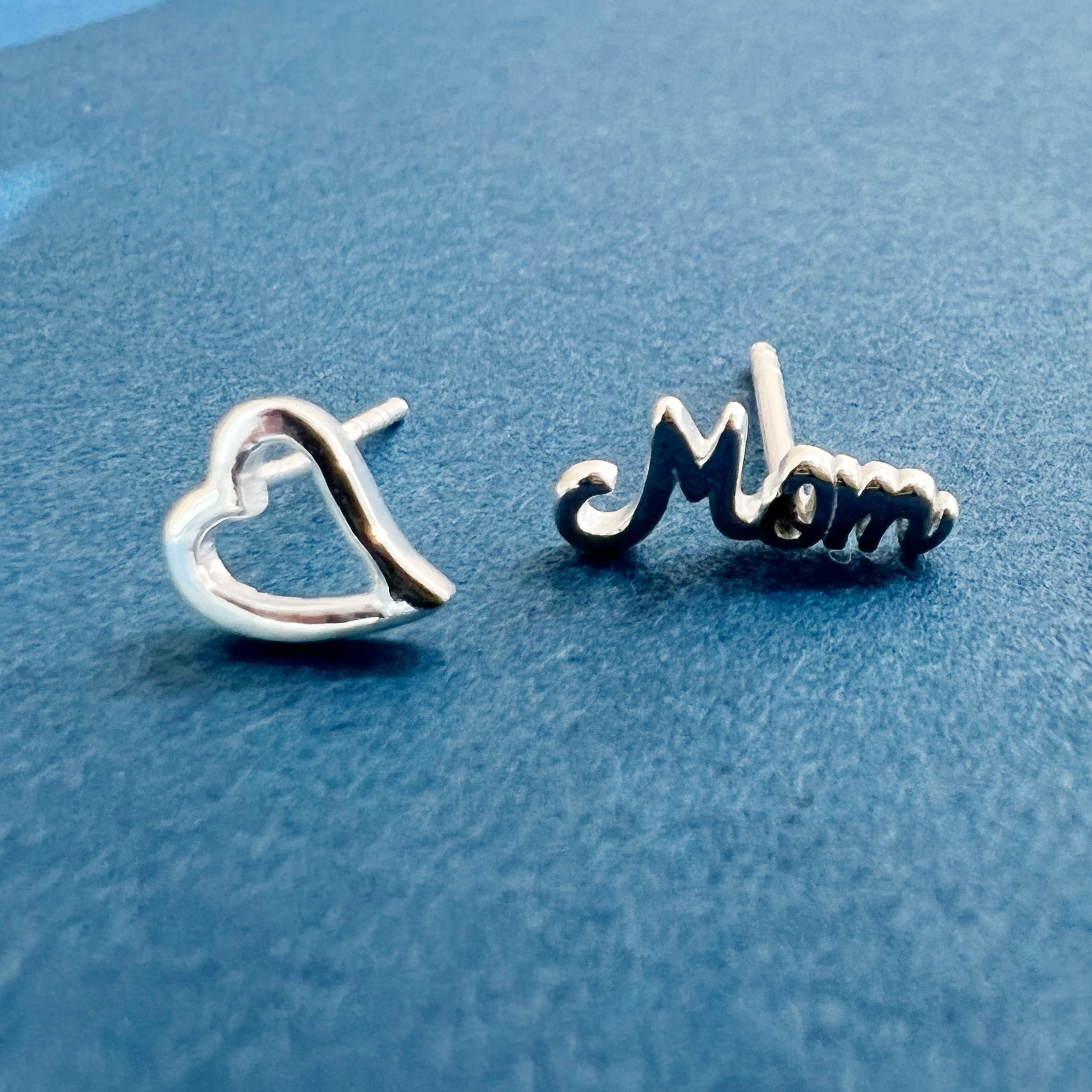 Message Collection】Original 母の日に送る MOM and ハート スタッド
