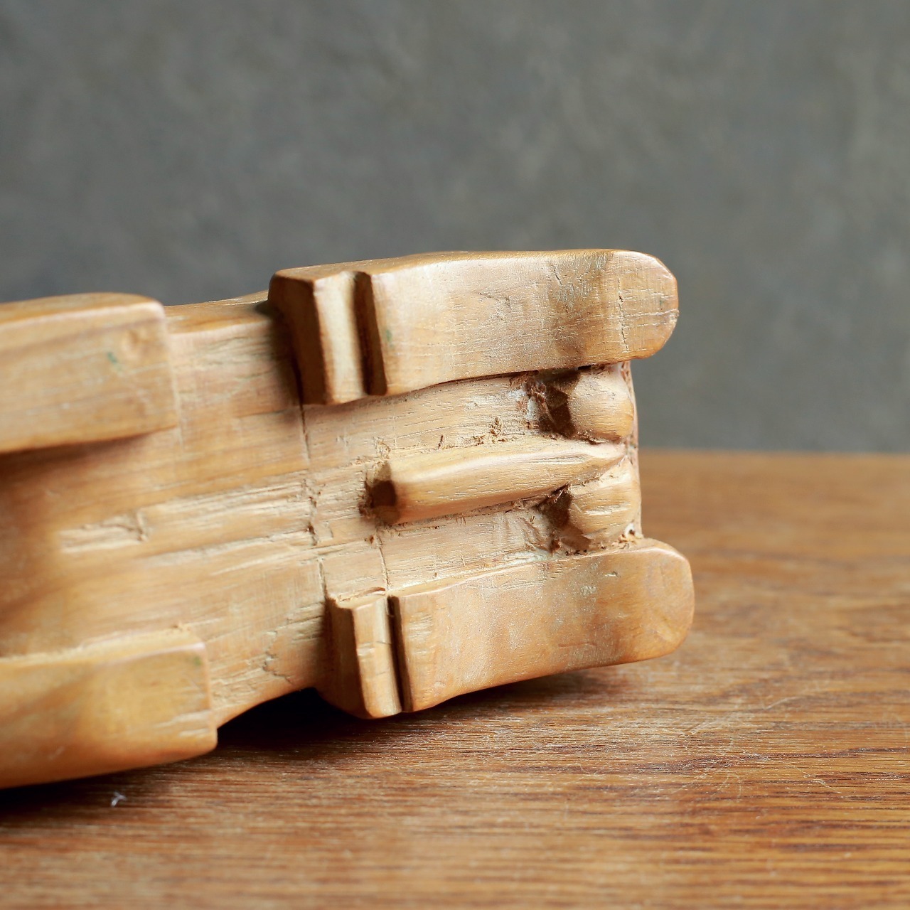 ちょっと一休みする、鮮やかな色味の馬 1｜木彫り 馬 ヴィンテージ置物