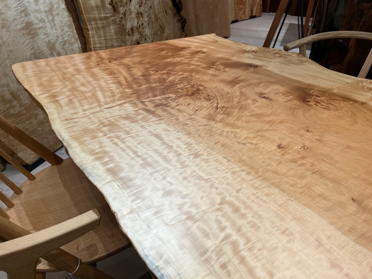 (爆安) 白栃　一枚板テーブル　杢あり　新品／未使用 Amazon｜白栃（トチ） 全面杢 一枚板 2400×700-940-830×60