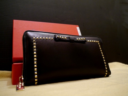 レア10万◆VALENTINO GARAVANI ヴァレンティノ ロックスタッズ リボン ウォレット レザー 長財布 黒◆ 定番ロックスタッズのリボンモデル♪