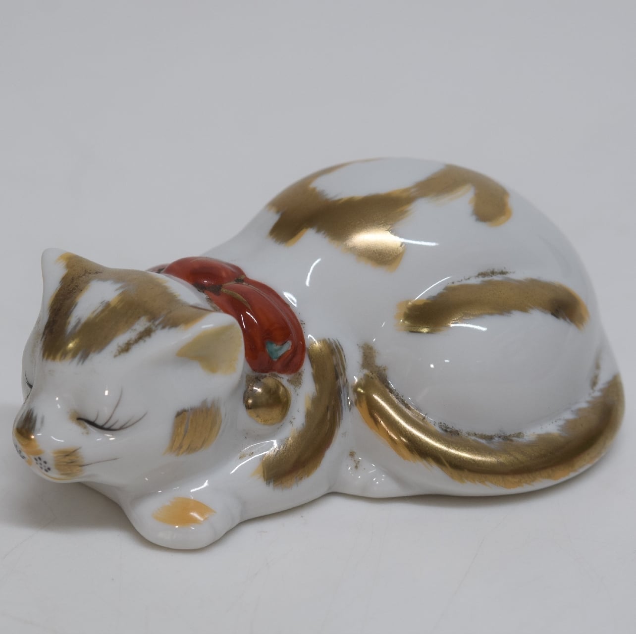 伊万里 眠り猫 金鈴 牡丹花文様 置物 縁起物 ねこ | D-plus-stock