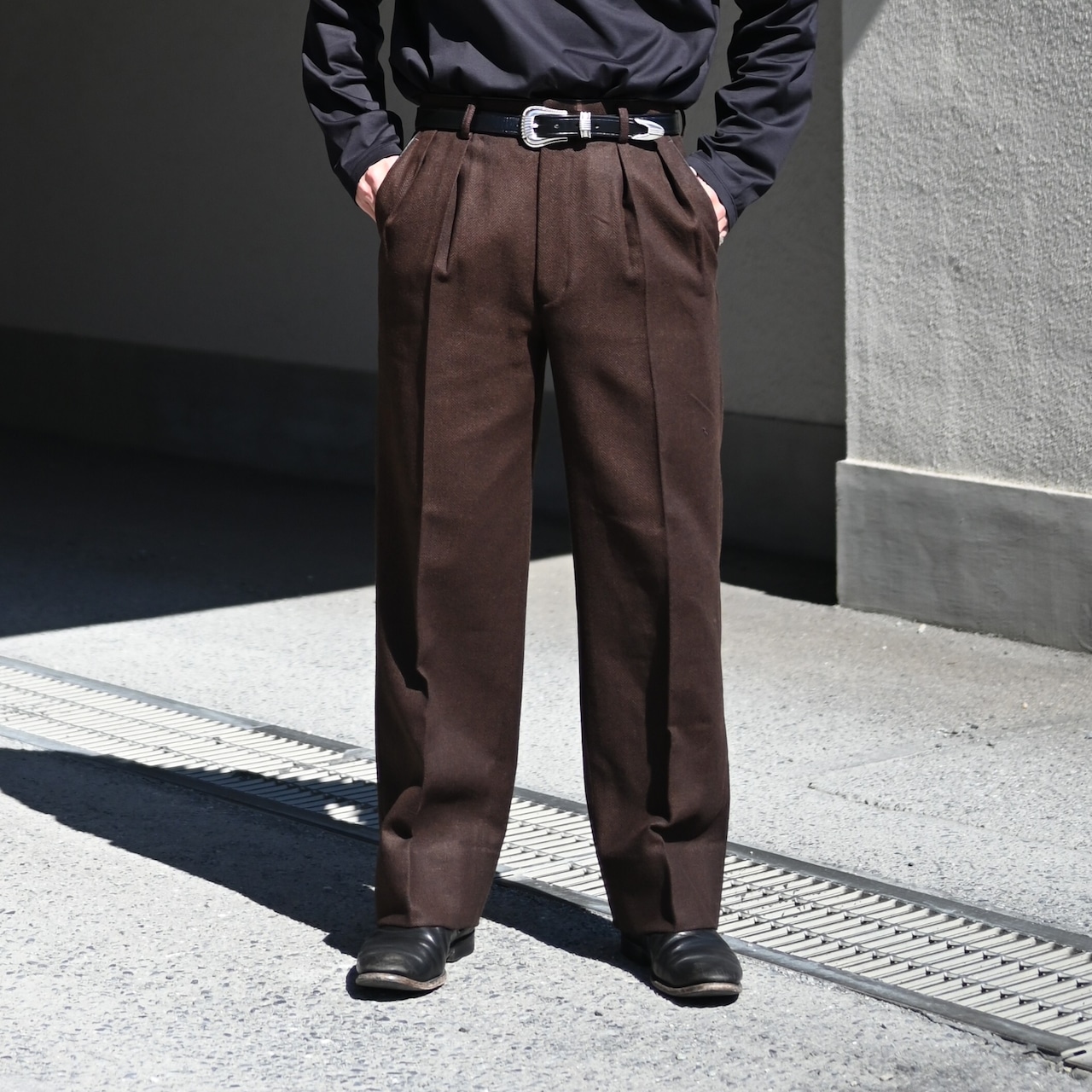 INTERIM / INDIA WOOL CLASSIC HERRINGBONE WITH LEATHER PIPING 2-TUCK STRAIGHT SLACKS