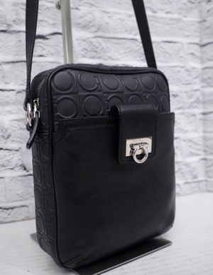 【美品】Ferragamo サルヴァトーレフェラガモ ガンチーニ 型押 ブラック エンボスレザー クロスボディ ショルダー バッグ
