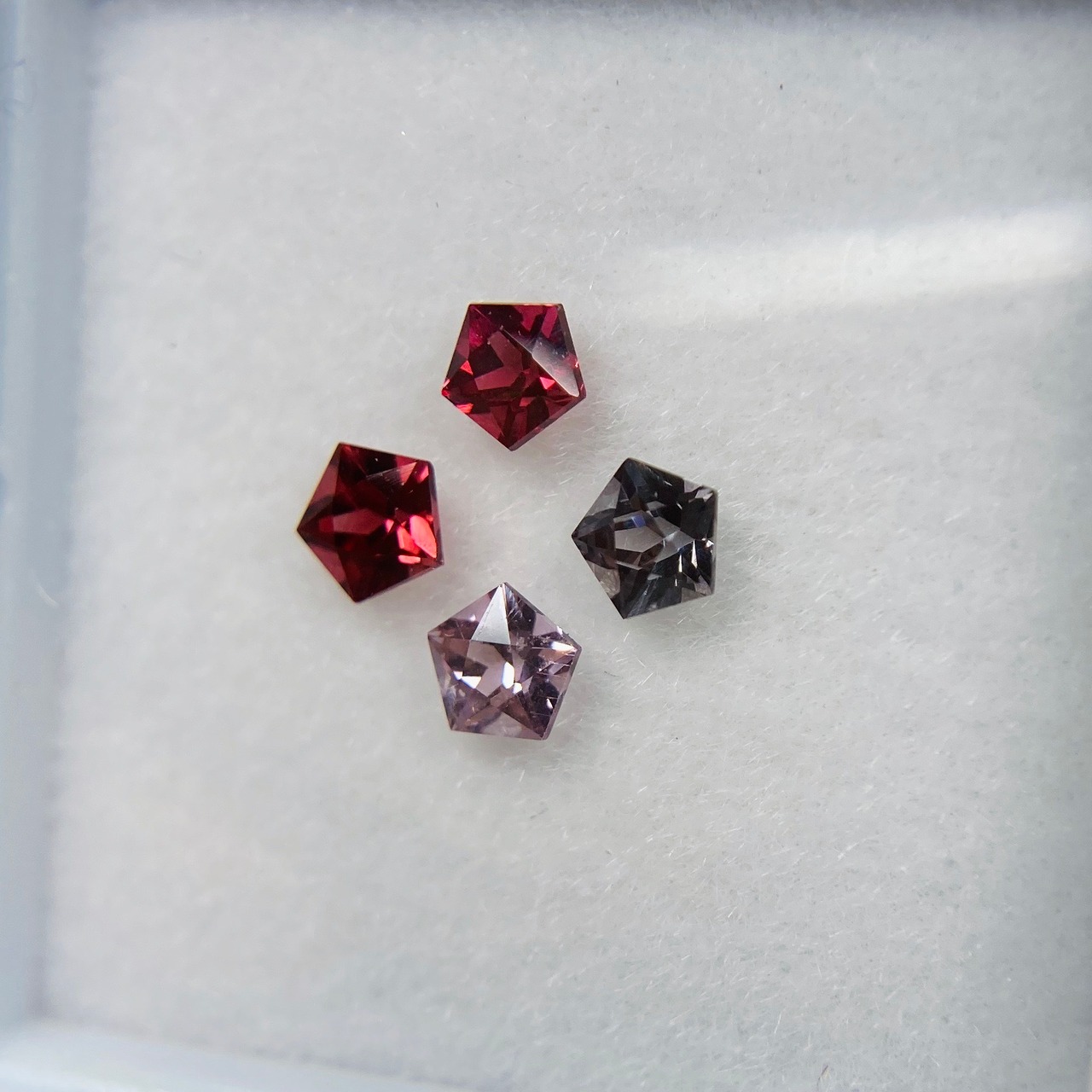 星形スピネル 約3mm*3mm 4点セット ※選べません