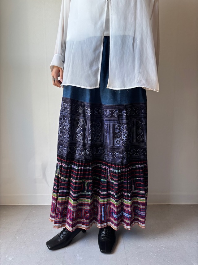 モン族スカート 061 ロング 藍染布 ろうけつバティック 刺繍 bamiオリジナルパターン
