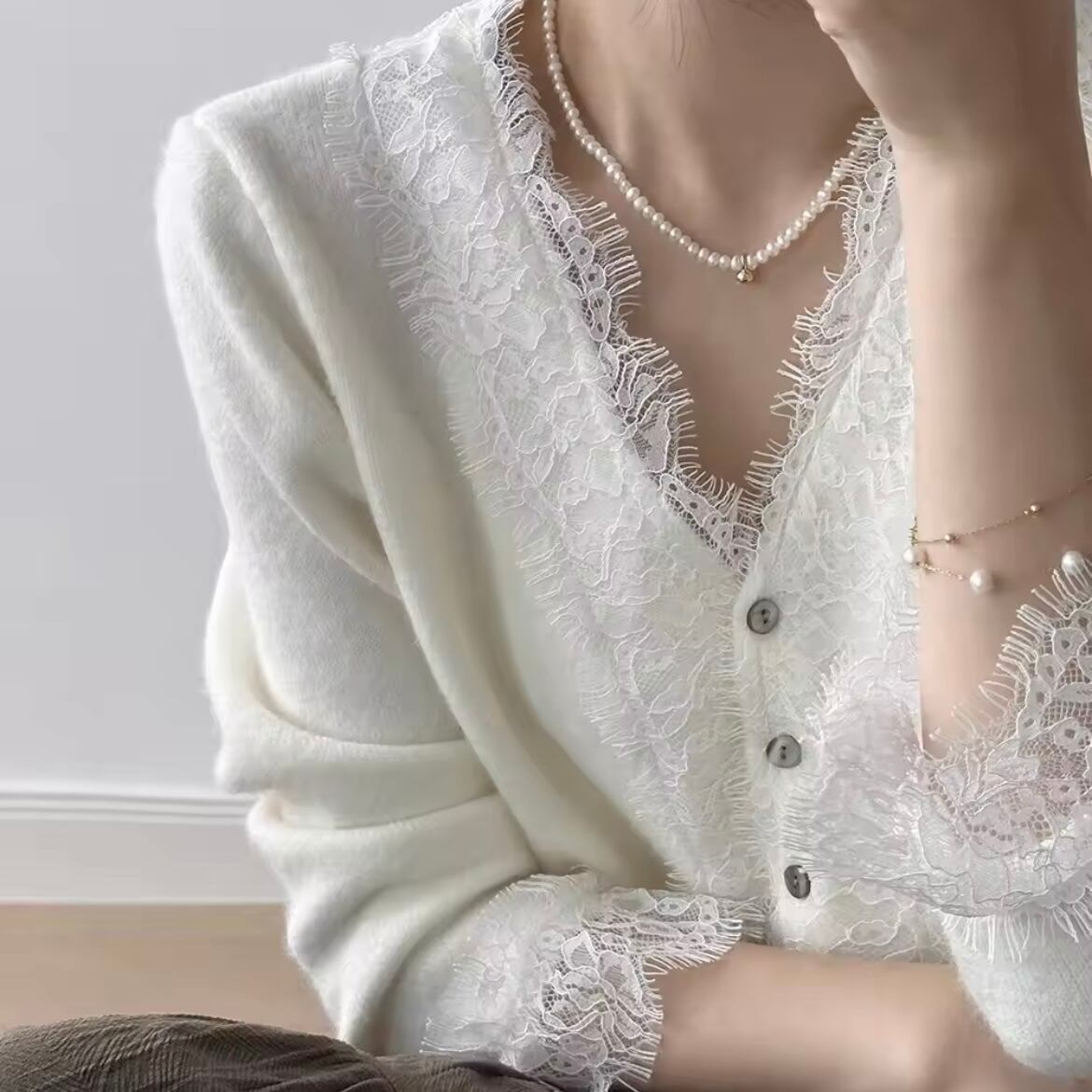 Vネックレースカーディガン