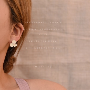 三つ葉ピアス 金属アレルギー対応 小ぶり シルバ針 普段使い 結婚式 お呼ばれ 高級感 ホワイト